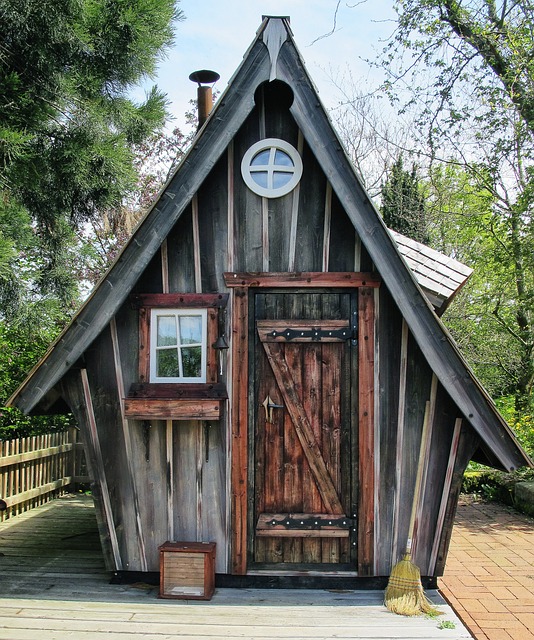Backyard Sheds: Choosing Weather-Resistant Materials for Longevity & Space