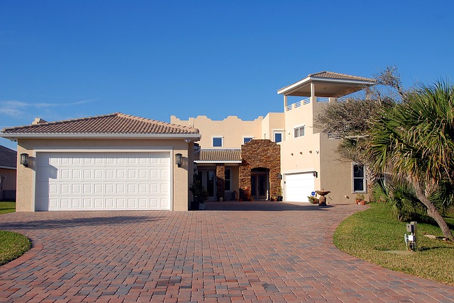 Save Big on New Garage Doors Leamington: Free Installation & Top Picks!