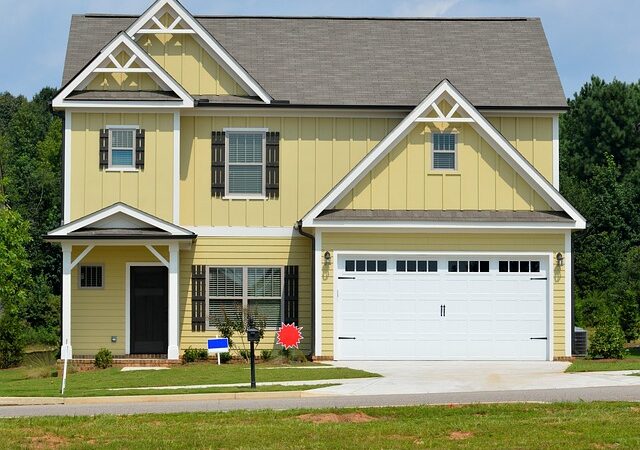 residential-garage-door-640x480-11836914.jpeg