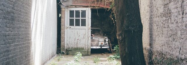 residential-garage-door-640x480-46069126.jpeg