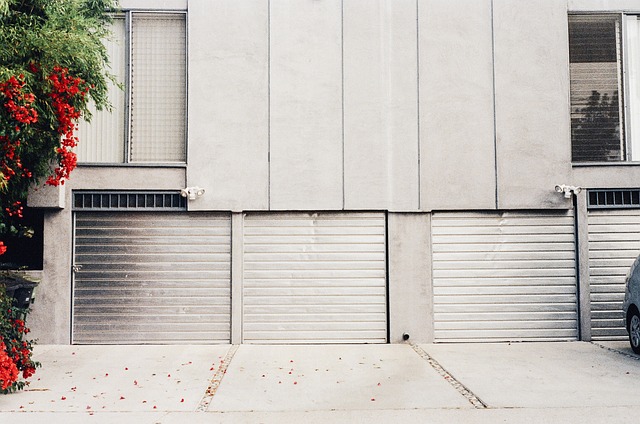 residential-garage-door-640x480-77071332.jpeg