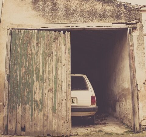 residential-garage-door-640x480-77265958.jpeg