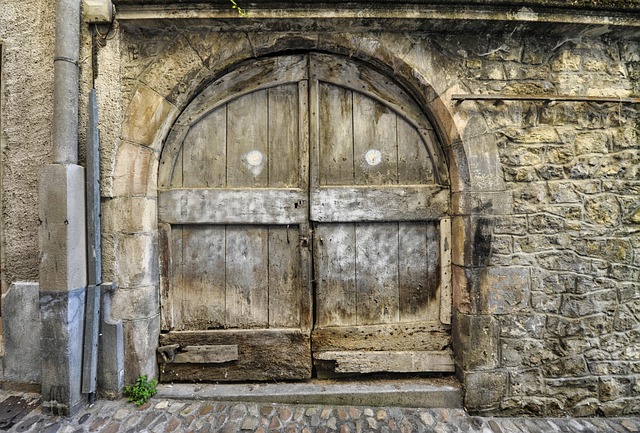 Save Money on Garage Door Repair: Local Experts Offer Unbeatable Prices!